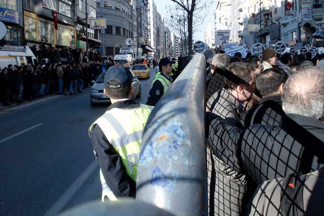 Sebat Apartmanı önü 19 Ocak 2008