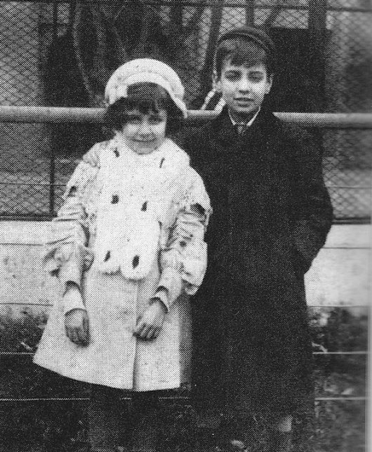 Kızkardeşiyle birlikte Palermo Hayvanat bahçesi'nde, 1908