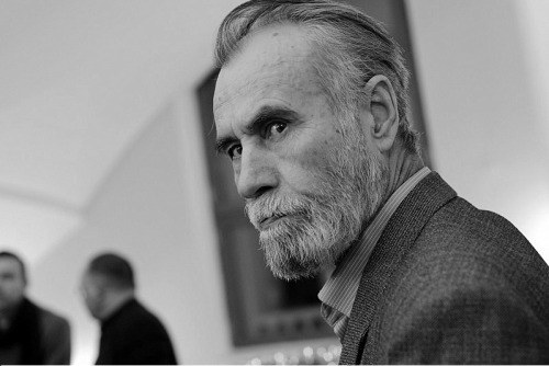 Vadimir Makanin, Underground ya da Çağımızın Bir Kahramanı’nda yazarı kendi varoluş, öz saygı ile özgürlük sarmalındaki benlik sorgusunda daha yıkıcı bir sorgulamaya götürmüştür.